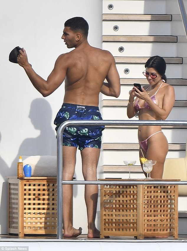 Lý do Bella Thorne chia tay Scott Disick sau 1 ngày hò hẹn - 4
Kourtney Kardashian - tình cũ của Scott Disick cũng đang có mặt tại Cannes cùng bạn trai kém cô 14 tuổi.