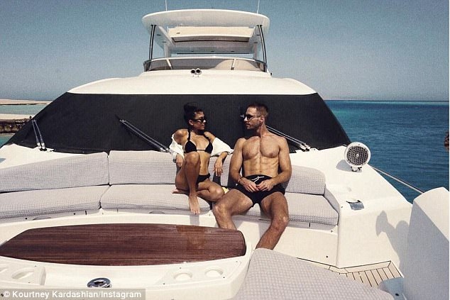 
Kourtney tự tin tạo dáng bên bạn trai kém 15 tuổi trên du thuyền hạng sang. Cuộc sống của cô hiện tại xoay quanh các con, làm việc và yêu một anh chàng kém tuổi. Trong khi đó, Scott Disick khổ sở với chứng nghiện rượu và những mối tình chớp nhoáng.
