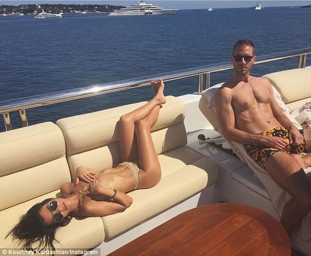 
Kourtney chia tay với Scott Disck sau 11 năm bên nhau và có với nhau ba đứa con. Hiện, cả hai cùng chăm sóc các con nhưng có cuộc sống riêng.
