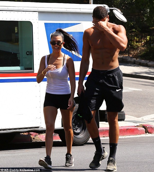 
Tuần trước, cặp đôi vừa đi du lịch tại Ai Cập cùng nhau. Trở về nhà, họ đã nhanh chóng trở lại với phòng tập gym để gìn giữ sức khỏe và dáng vóc.
