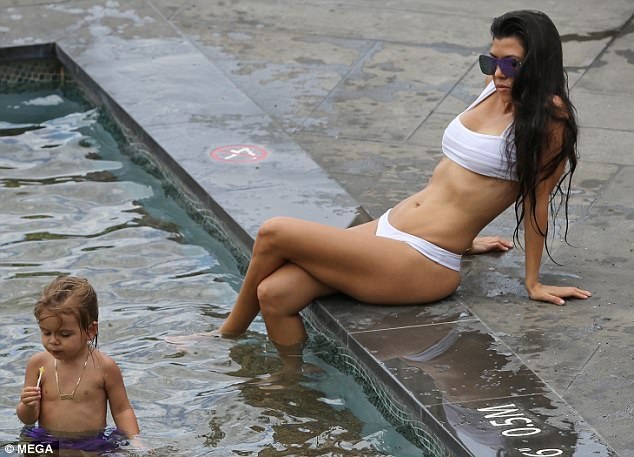 
Trong lúc tranh thủ tắm nắng và thư giãn ở bể bơi, bà mẹ ba con vẫn không rời mắt khỏi cậu con trai đáng yêu.
