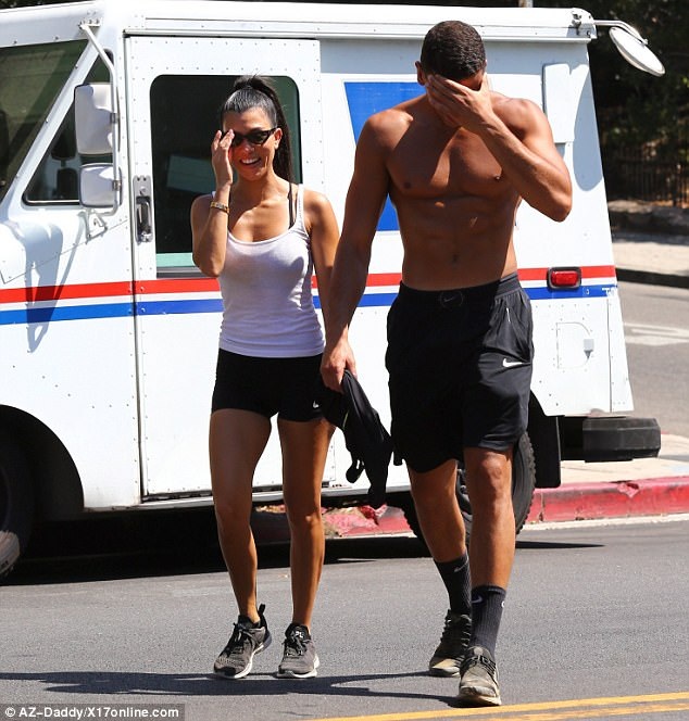 
Bà mẹ ba con trong thật khỏe khoắn và nhanh nhẹn khi sánh bước cùng chàng bạn trai trẻ cơ bắp.
