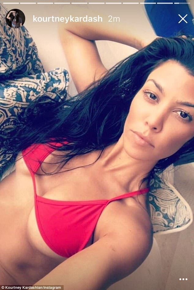 Dáng đẹp như bà mẹ ba con Kourtney Kardashian - 9
Kourtney vừa đón sinh nhật lần thứ 38 vào tuần trước. Cô quyết định thưởng cho mình một kỳ nghỉ bên những người chị em thân thiết trước khi quay về nhà, chăm sóc ba đắ con thân yêu.