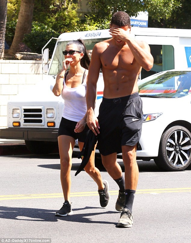 
Cặp đôi tươi rói khi vừa rời khỏi phòng tập và quay về nhà.
