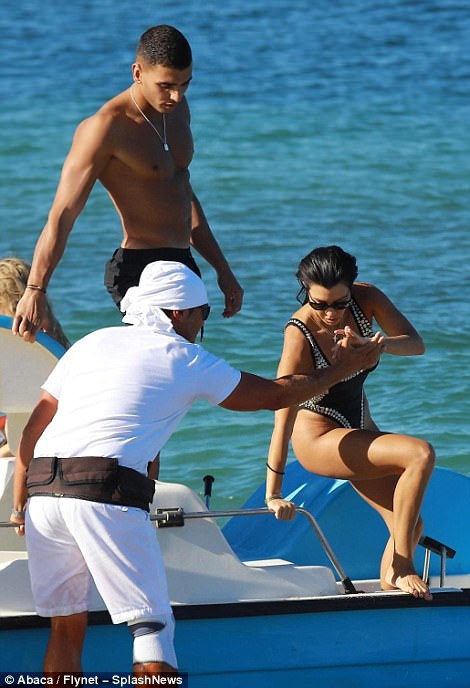 
Kourtney Kardashian đã đưa Younes Bendjima cùng tham dự nhiều bữa tiệc tại LHP Cannes hồi cuối tháng 5 vừa qua
