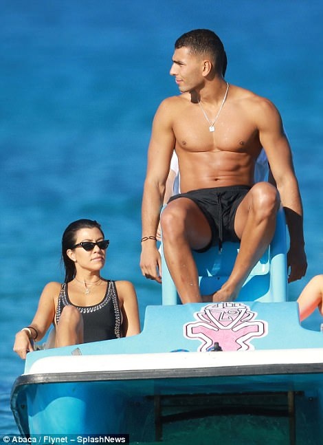 
Younes Bendjima từ không tên tuổi bất ngờ trở nên nổi tiếng
