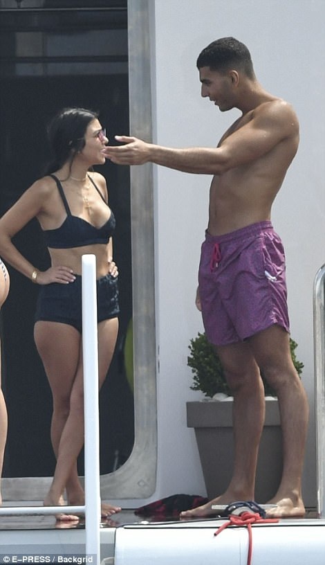 Kourtney Kardashian hẹn hò với"phi công trẻ" kém 14 tuổi - 11 Kourtney Kardashian hẹn hò với"phi công trẻ" kém 14 tuổi - 11