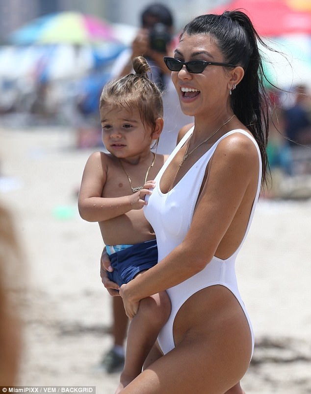 
Kourtney Kardashian diện áo tắm trắng nổi bật đi dạo cùng con nhỏ trên bãi biển ở Miami ngày 11/6 vừa qua
