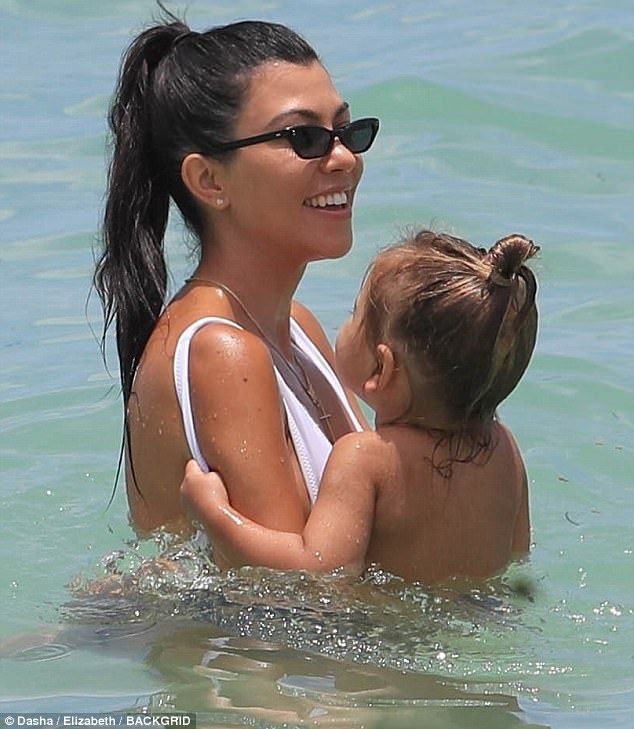 
Kourtney Kardashian gần đây đã có bạn trai mới khi tình cũ của cô Scott Disick liên tục ăn chơi tại Cannes với hàng loạt những cô gái lạ mặt
