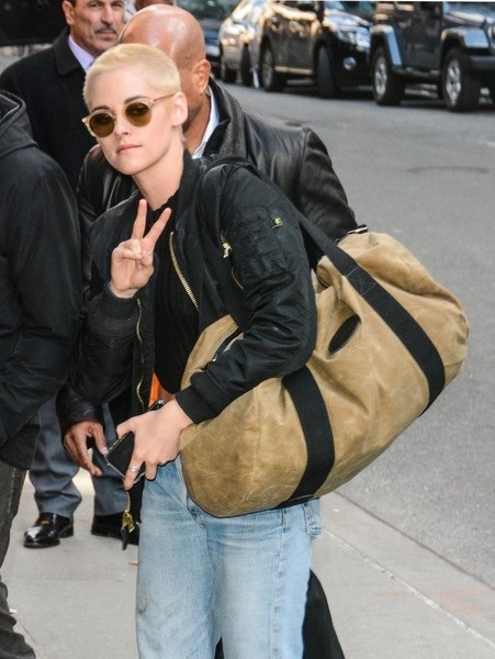 Kristen Stewart hạnh phúc bên bạn gái siêu mẫu - 5
Kristen Stewart giờ đây ngày càng chuẩn men và cá tính, cô đã trút bỏ hoàn toàn hình ảnh ngọt ngào ngày nào trong phim Chạng vạng