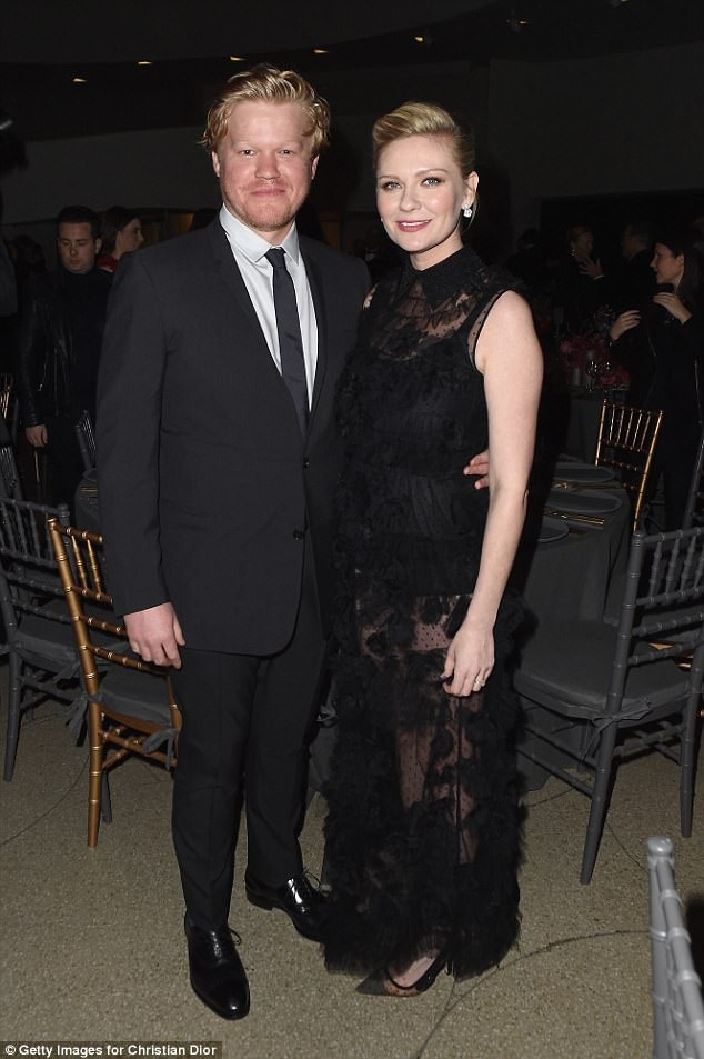 Kirsten Dunst lần đầu lộ bụng bầu - 10
Jesse và Kristen trông khá đẹp đôi. Cặp đôi sẽ hợp tác với nhau trong dự án The Bell Jar, dự án đầu tiên mà Kristen làm đạo diễn kiêm biên kịch.