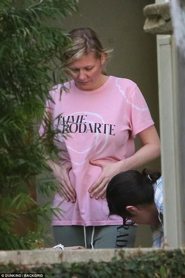 Kirsten Dunst lần đầu lộ bụng bầu - 13
Một số hình ảnh gần đây của bà bầu Kristen Dunst.