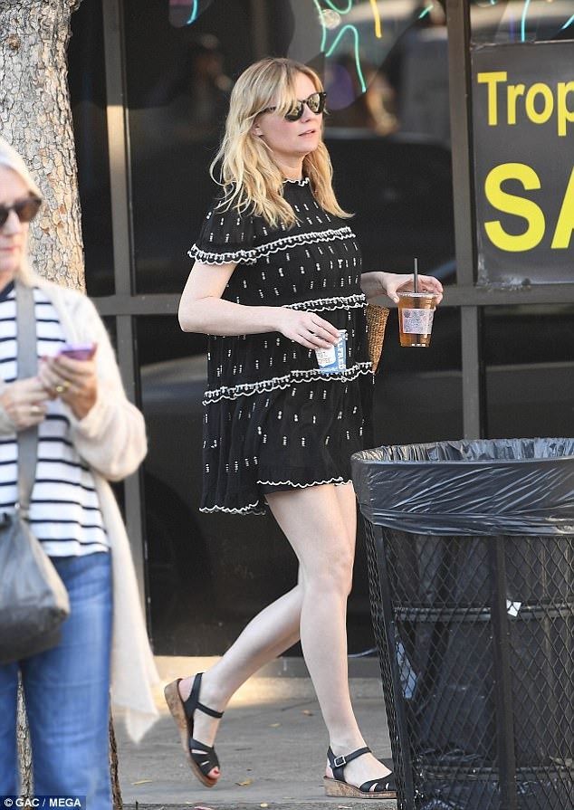 Kirsten Dunst lần đầu lộ bụng bầu - 12
Năm 2015, Kristen từng thổ lộ: Tôi đam mê diễn xuất và cũng bắt đầu nghĩ tới chuyện có con. Đây cũng là thời điểm cô bắt đầu quen biết Jesse.