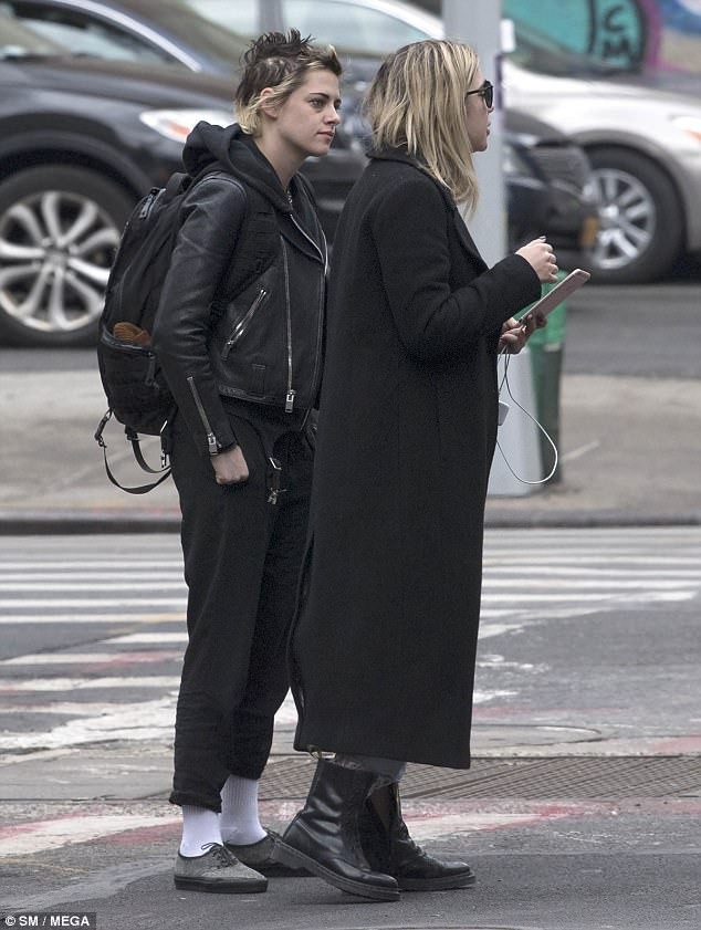 
Kristen đang hò hẹn với siêu mẫu áo tắm Stella Maxwell, 27 tuổi. Cặp đôi công khai mối quan hệ vào đầu năm 2017.
