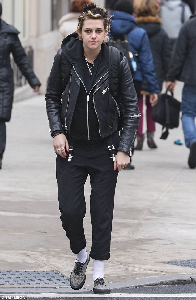 
Ngôi sao 27 tuổi thay đổi phong cách thời trang từ năm 2014, sau khi cô chia tay với Robert Patinson và chuyển sang yêu phụ nữ.
