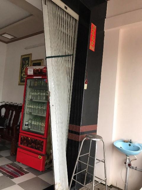 Bắt nghi phạm người Trung Quốc trộm xe ô tô của nhà báo - 4 Cửa khách sạn bị nghi phạm Huỳnh Lương Hải, lái xe tông vào.