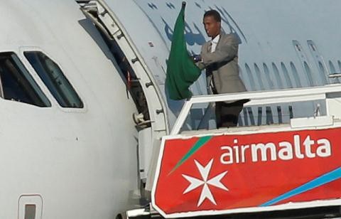 Những chuyện khó tin trên chuyến bay chứa không tặc - 2
Tên không tặc Libya cướp máy bay của Hãng Afriqiyah Airways ngày 23/12/2016 - Ảnh: Reuters
