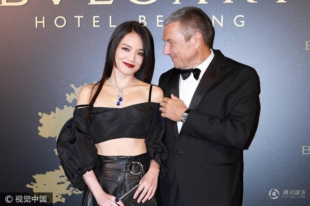 Thư Kỳ khoe eo thon với áo crop top - 1
Thư Kỳ diện áo crop top rất thời trang và sành điệu cùng lối trang điểm ấn tượng tại một sự kiện ở Bắc Kinh, Trung Quốc, tối 27/9.