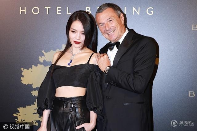 Thư Kỳ khoe eo thon với áo crop top - 3
Thư Kỳ vốn là một trong những ngôi sao gợi cảm nhất làng giải trí Hồng Kong. Ở tuổi 42, cô vẫn rất quyến rũ và hấp dẫn.
