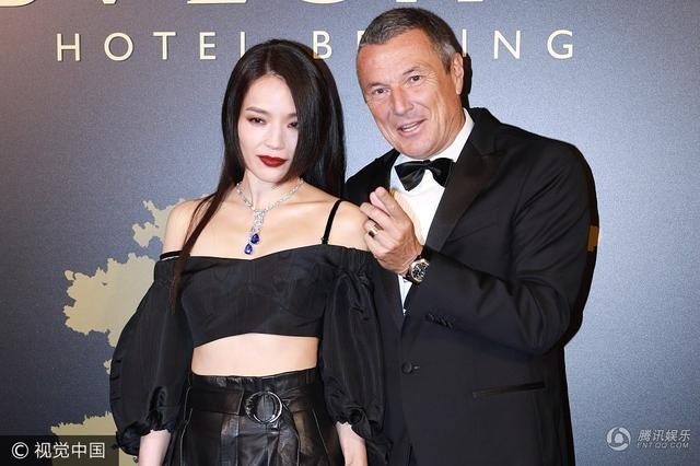 Thư Kỳ khoe eo thon với áo crop top - 2 Thư Kỳ khoe eo thon với áo crop top - 2