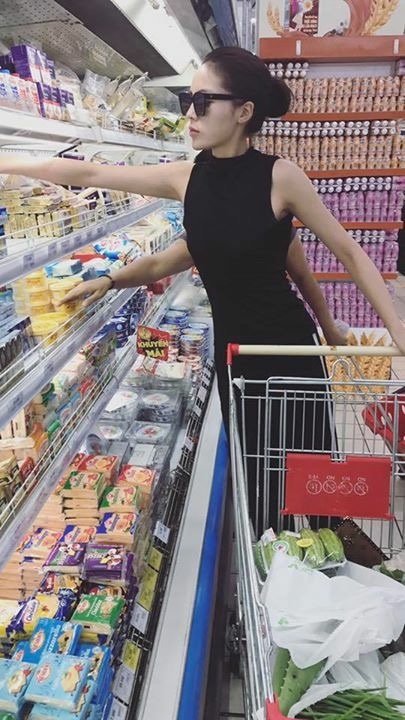 Hoa hậu Kỳ Duyên vào bếp, Hồ Ngọc Hà vi vu trời Tây - 1 Hoa hậu Kỳ Duyên chia sẻ hình ảnh tự cô đi siêu thị chuẩn bị cơm tối cho cả nhà, trên trang cá nhân hoa hậu Việt Nam 2014 viết: Hí húi hí húi từ suốt 5h chiều đi siêu thị rồi nấu cơm bây giờ mới được ăn tối đây. Ăn ở nhà lúc nào cũng ngon nhất, sạch nhất, chuẩn vị mình thích nhất. Bạn Duyên hôm nay hơi bị ngoan.