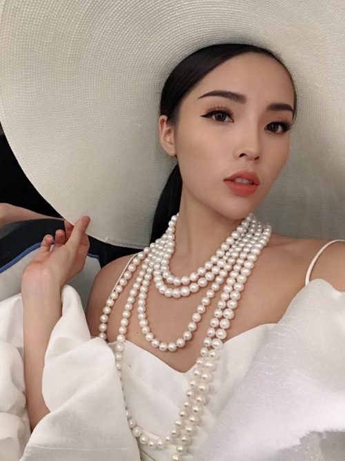 Vợ chồng Hồng Ngọc kỷ niệm ngày cưới, Đan Trường thể hiện vai trò "ông bố đảm" - 13 Kỳ Duyên đội mũ rộng vành kiêu sa, diện cả cây trắng trong show thời trang mà cô xuất hiện với vai trò vedette tại Phú Quốc.