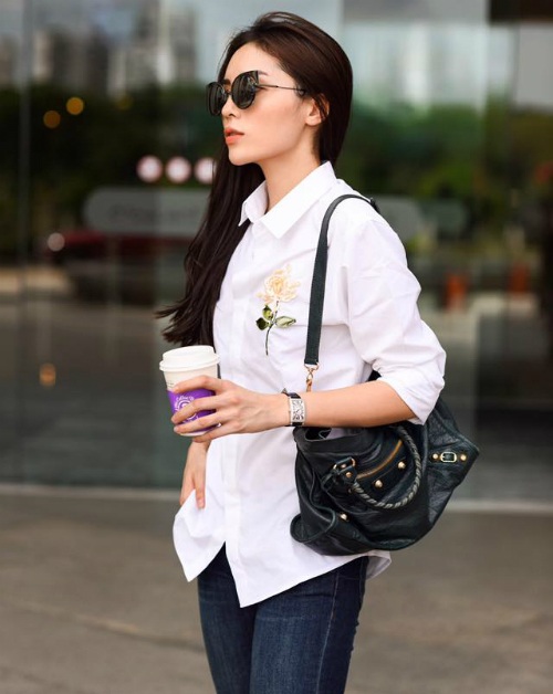 Cùng diện sơ mi trắng giản dị, mỹ nhân Việt nào đẹp hút hồn nhất? - 5 Từng gặp những ồn ào không đáng có cũng như phong cách thời trang “thảm họa” nhưng giờ đây Kỳ Duyên là đối thủ đáng gờm ở cả thời trang thảm đỏ lẫn đường phố. Chỉ với quần jeans mix cùng áo sơ mi, Hoa hậu 21 tuổi vẫn tỏa sáng một cách tự nhiên. Cô mix áo sơ mi thêu hoa cúc đi cùng phụ kiện đắt đỏ và mắt kính.