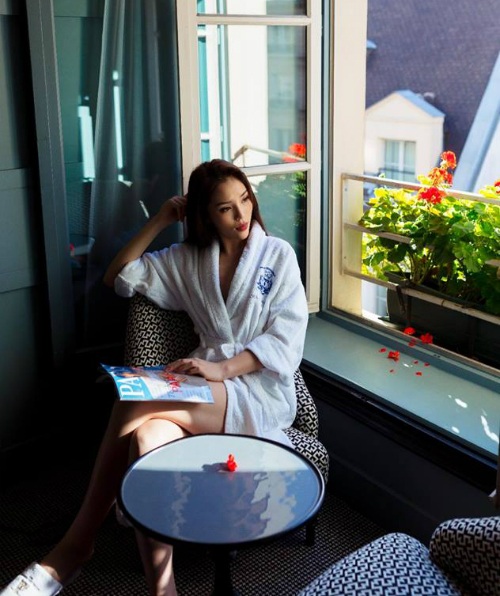 Kỳ Duyên chia sẻ mình nhớ Paris, cô đăng ảnh buổi sáng thảnh thơi ở kinh đô hoa lệ. Hoa hậu Việt Nam 2014 viết: Đôi khi sự ấm áp là lúc tận hưởng những ánh nắng đầu tiên của một ngày.