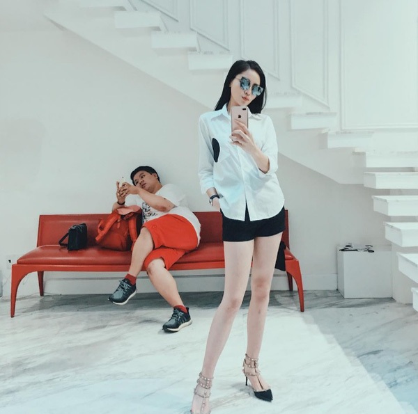 Cùng diện sơ mi trắng giản dị, mỹ nhân Việt nào đẹp hút hồn nhất? - 7 Kỳ Duyên khoe chân dài miên man với quần short đen cùng áo sơ mi trắng.