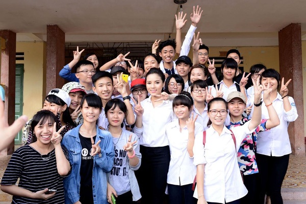 Cùng diện sơ mi trắng giản dị, mỹ nhân Việt nào đẹp hút hồn nhất? - 8 Kiểu áo cơ bản được nàng hậu chăm chỉ diện mọi lúc mọi nơi, từ đi sự kiện, ghi hình cho đến lúc dạo phố, tham gia các hoạt động xã hội, thiện nguyện.