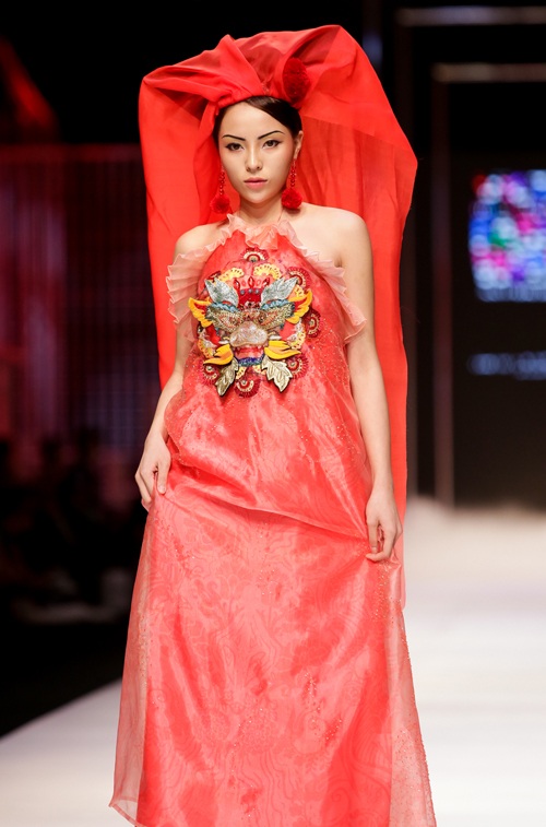 Hoa hậu Kỳ Duyên – từ giản dị đến lộng lẫy trên sàn catwalk - 6 Với phần xuất hiện lộng lẫy ở vị trí vedette, hoa hậu Kỳ Duyên ngay lập tức tạo được sự chú ý.