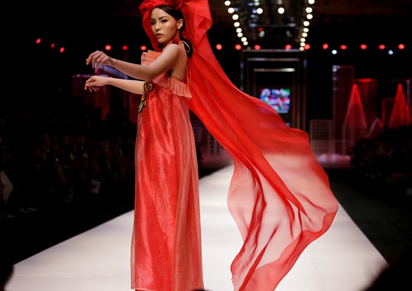 Hoa hậu Kỳ Duyên – từ giản dị đến lộng lẫy trên sàn catwalk - 7 Mặc dù đây là lần đầu tiên Kỳ Duyên làm Vedette trong khuôn khổ của tuần lễ thời trang Quốc tế Việt Nam nhưng cô vẫn sải bước tự tin, uyển chuyển và thể hiện đúng tinh thần và yêu cầu của nhà thiết kế trong bộ sưu tập.