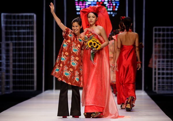 Hoa hậu Kỳ Duyên – từ giản dị đến lộng lẫy trên sàn catwalk - 10 Kỳ Duyên chào kết cùng nhà thiết kế -tác giả bộ sưu tập gây chú ý.