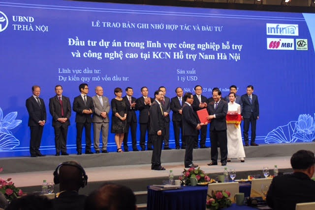 Khu công nghiệp hỗ trợ Nam Hà Nội: Ký kết biên bản ghi nhớ hợp tác đầu tư - 1
UBND thành phố Hà Nội đã thống nhất cùng Công ty N&G và MBI ký kết Biên bản ghi nhớ tại Hội nghị “Hà Nội 2017 - Hợp tác đầu tư và phát triển”, diễn ra vào ngày 25/6.
