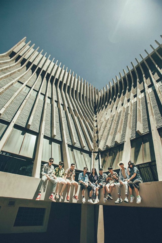 Ảnh kỷ yếu "sơ mi hoa" của học sinh lớp 9 Buôn Ma Thuột - 5 Với chủ đề Summer with friends, các bạn trẻ đã diện cho mình những phong cách thoải mái với áo sơ mi hoa kết hợp váy, quần ống rộng. Điểm nhấn của trang phục là những đôi giày thể thao bởi các em đều là những bạn trẻ đam mê giày.