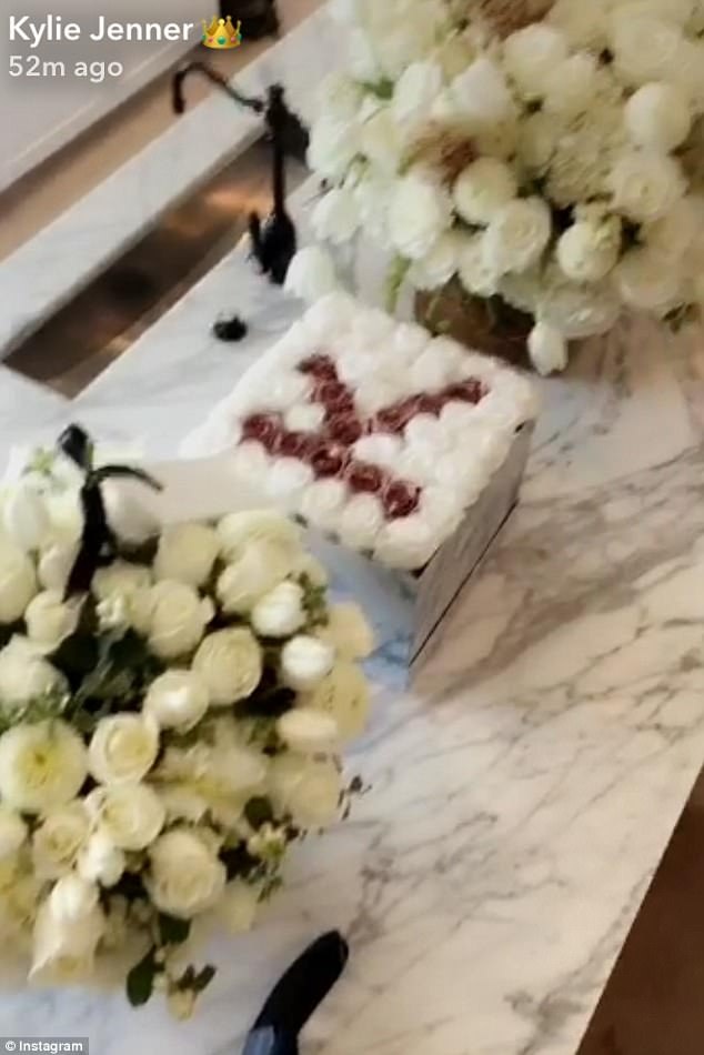 Kylie Jenner khoe ngực khủng đón tuổi mới - 4
Ở tuổi 20, Kylie Jenner nổi tiếng đã hơn 10 năm và mới đây cô đón thêm tin vui khi công ty mỹ phẩm mang tên cô đạt doanh thu 420 triệu đô la Mỹ chỉ sau 18 tháng hoạt động