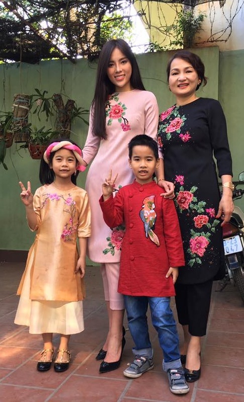 Sao Việt làm gì trong 3 ngày Tết Đinh Dậu? - 10 Trên trang cá nhân, hoa hậu khoe ảnh chụp cùng mẹ: “Mùng 1 của mẹ con bạn Duyên xúng xính áo đẹp ra đường đón Tết. Ưng cái thời tiết hôm nay, nắng đẹp quá trời quá đất”.