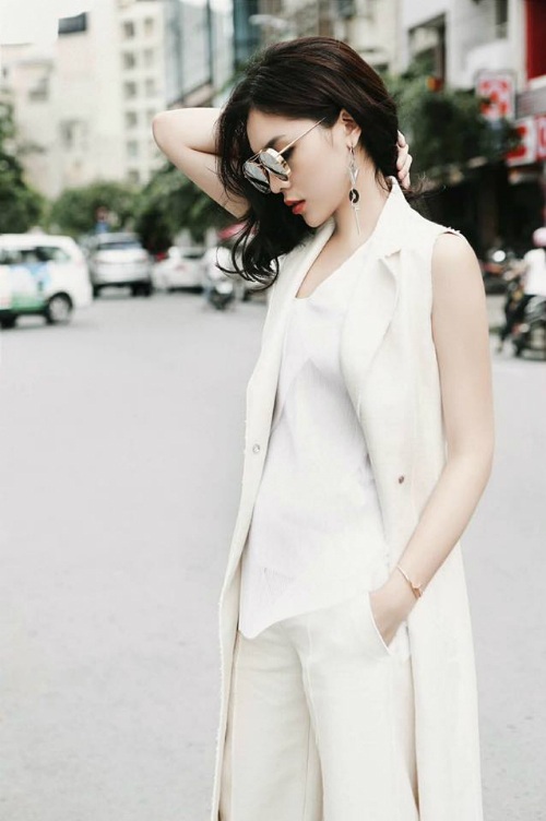 Hà Hồ táo bạo khoe vòng 3, Thanh Hằng gợi cảm khoe vòng một - 11 Hoa hậu Kỳ Duyên thanh lịch trong bộ trang phục cả cây trắng cùng dòng chia sẻ: Chợt nhớ về thời tóc còn ngắn, tuổi còn trẻ.