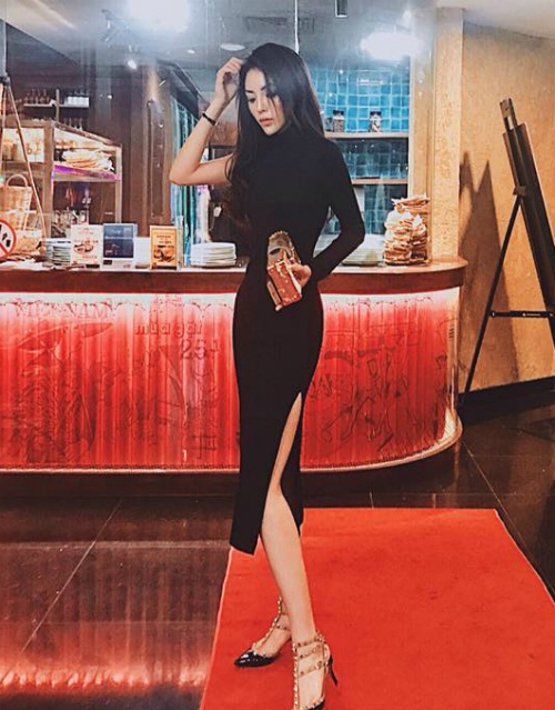 Tự Long làm thơ... xin lỗi vợ, Hà Hồ phủ nhận “cạch mặt” Mr Đàm - 12 Hoa hậu Kỳ Duyên khoe dáng với chân thon dài. Cô viết dòng trạng thái: Single but not available.