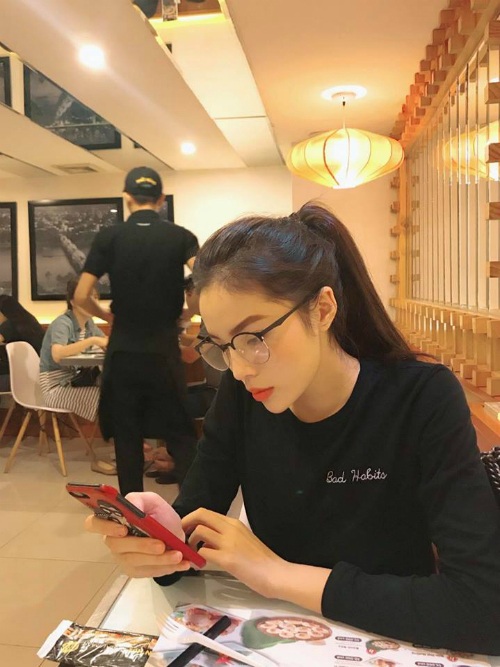 Hoa hậu Kỳ Duyên chia sẻ hình ảnh đi ăn tối muộn trong ngày lễ, cô viết: Bữa tối muộn với người thương.