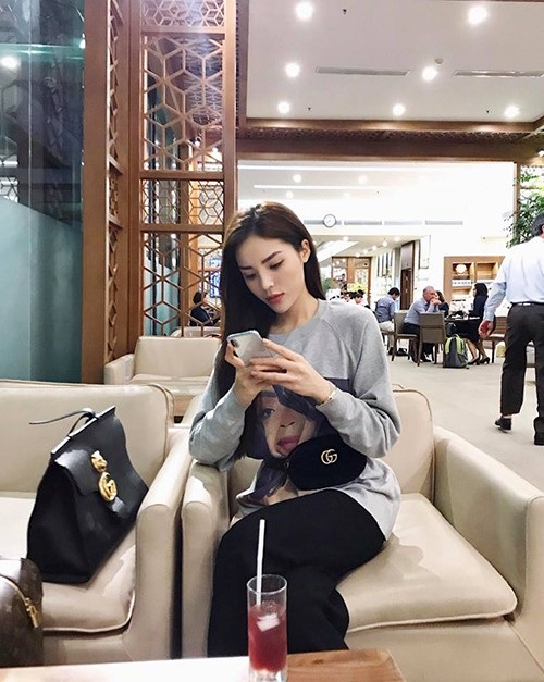 Phạm Hương “về quê cuốc đất”, Thanh Hằng bớt shopping để dành tiền nuôi con - 9 Kỳ Duyên vội vã trở về Sài Gòn sau những ngày làm việc tại Hà Nội. Cô chia sẻ: Bye những ngày đầu đông nhé, bạn Duyên về đây.