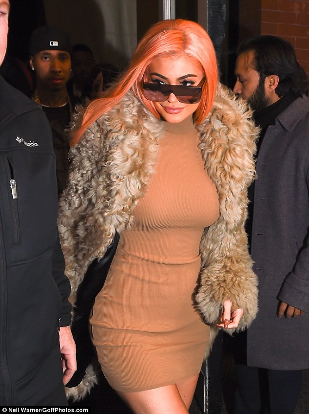 Đông đảo fans xếp hàng chờ gặp Kylie Jenner - 1
Kylie Jenner xuất hiện sành điệu tại cửa hiệu mới khai trương của cô ở Manhattan ngày 13/2