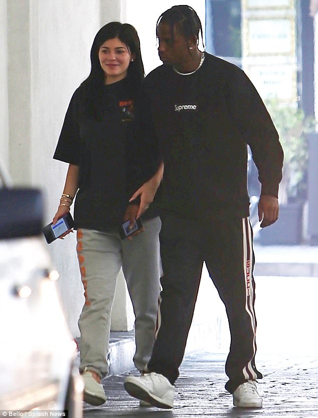 Kylie Jenner quá khác lạ khi không trang điểm - 1
Kylie Jenner ăn vận đơn giản ra phố cùng bạn trai mới Travis Scott
