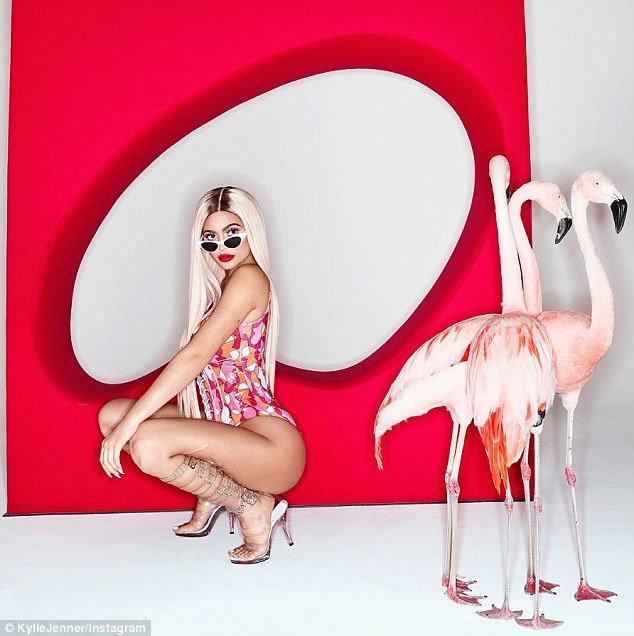 Fans chê show truyền hình mới của Kylie Jenner giả tạo - 1
Nối tiếp thành công từ show truyền hình về gia đình mình, Kylie Jenner đã thực hiện riêng show truyền hình thực tế về đời tư của mình mang tên Life Of Kylie