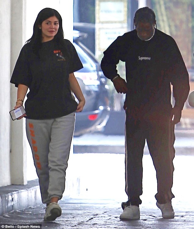 Kylie Jenner quá khác lạ khi không trang điểm - 2
Em cô Kim trông quá khác lạ với trang phục đơn giản và gương mặt mộc