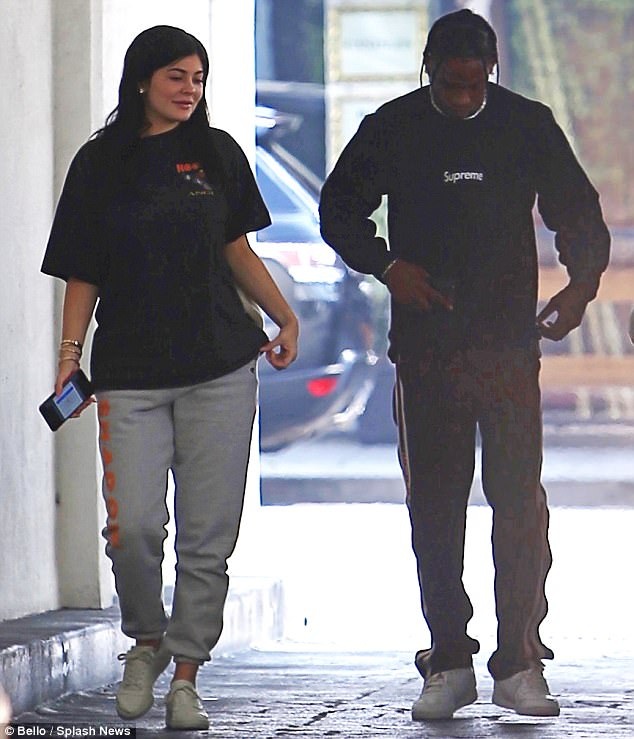 Kylie Jenner quá khác lạ khi không trang điểm - 4
Em cô Kim kinh doanh và thu lãi hàng triệu đô la mỗi năm từ thương hiệu mỹ phẩm riêng và vì thế đã tự tậu cho mình vài biệt thự
