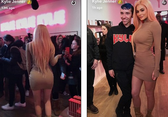Đông đảo fans xếp hàng chờ gặp Kylie Jenner - 5
Cô dành nhiều thời gian gặp gỡ và chụp ảnh giao lưu cùng fans trong cửa hiệu của mình
