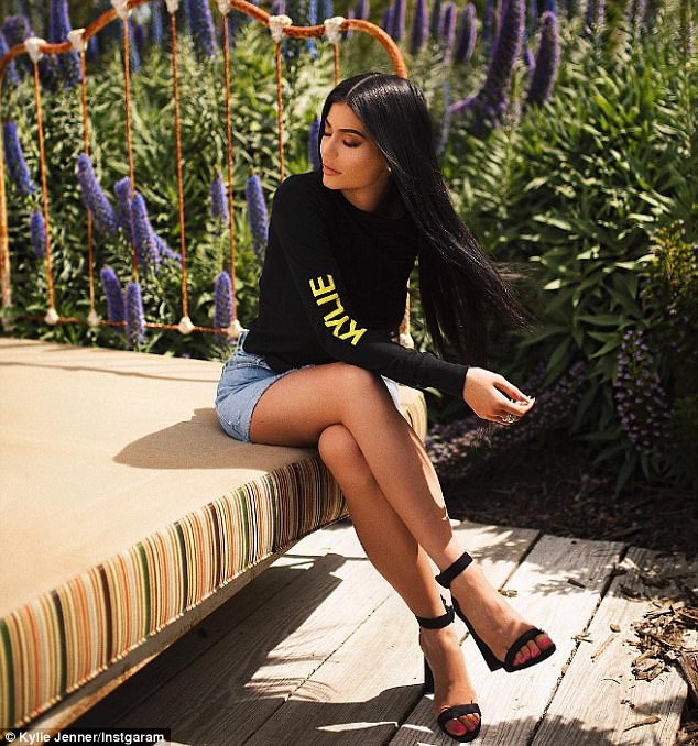 Kylie Jenner mặc sexy ra phố - 5
Nhờ danh iếng của gia đình, Kylie Jenner rất thành công trong việc kinh doanh và hiện tại, trang Instagram cá nhân của cô đã đạt gần 94 triệu lượt theo dõi