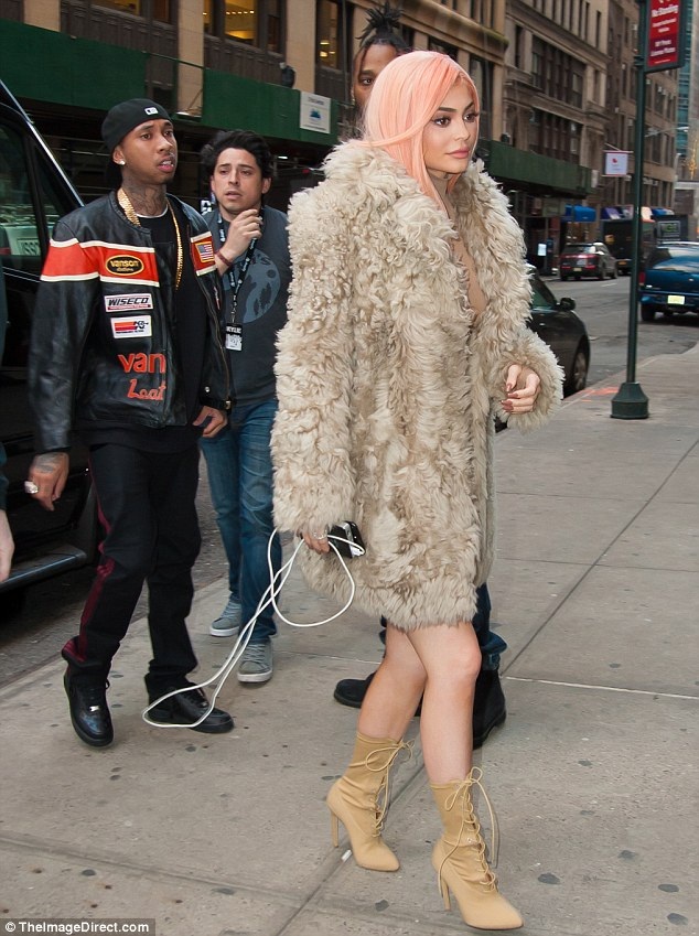 Đông đảo fans xếp hàng chờ gặp Kylie Jenner - 6
Chưa đầy 20 tuổi nhưng Kylie Jenner đã rất thành công trong lĩnh vực kinh doanh thời trang