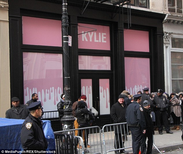 Đông đảo fans xếp hàng chờ gặp Kylie Jenner - 7
Các cửa hiệu của cô bày bán quần áo, nữ trang và mỹ phẩm